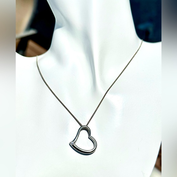 White gold delicate floating heart w natural diamond necklace 18” chain stamped - Picture 4 of 11